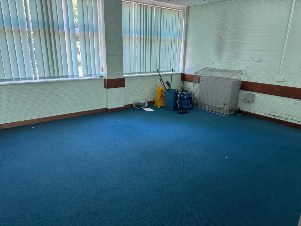 Lot: 80 - FREEHOLD PREMISES - Separate office